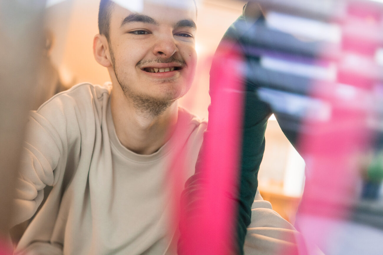 Ein Klient betrachtet strahlend die Fensterdekoration