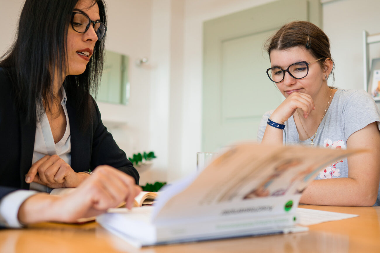 Eine Fachperson führt ein Gespräch mit einer Schülerin