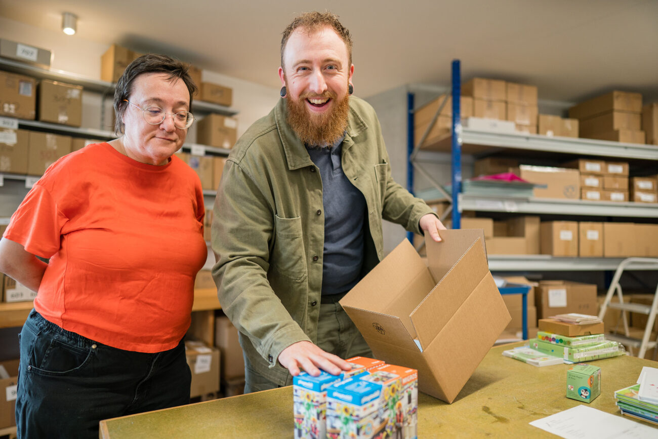 Ein Mitarbeiter und eine Klientin lachen zusammen