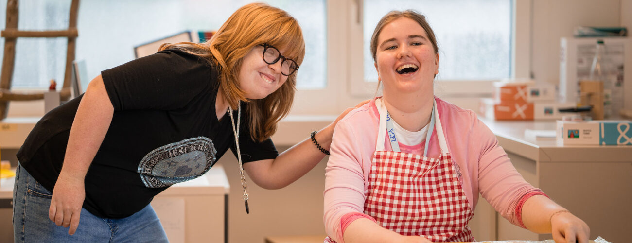 Zwei Frauen arbeiten im Atelier mit Farbe
