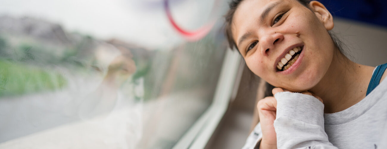 Eine Klientin schaut zum Fenster raus