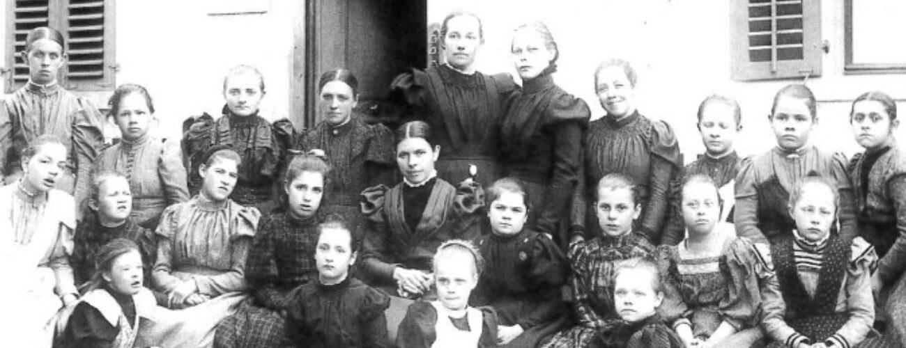 ein Schwarz-Weiss-Foto von der Gruppe Barbara Keller von früher