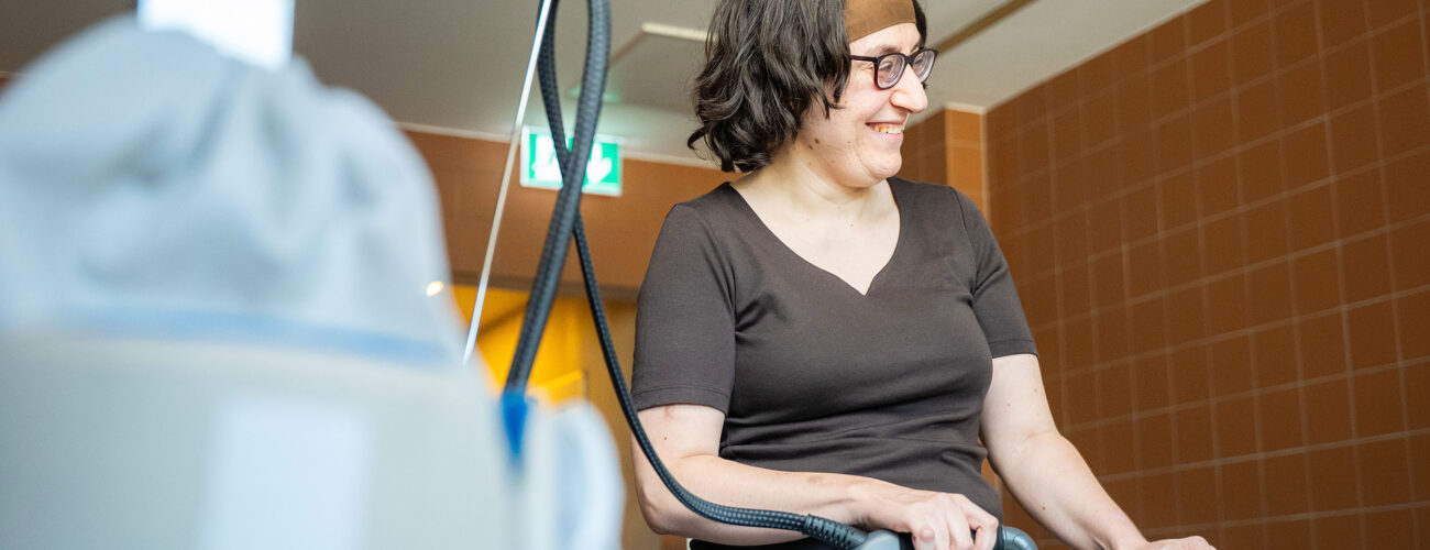 Eine Mitarbeiterin der Wäscherei bügelt ein Hemd