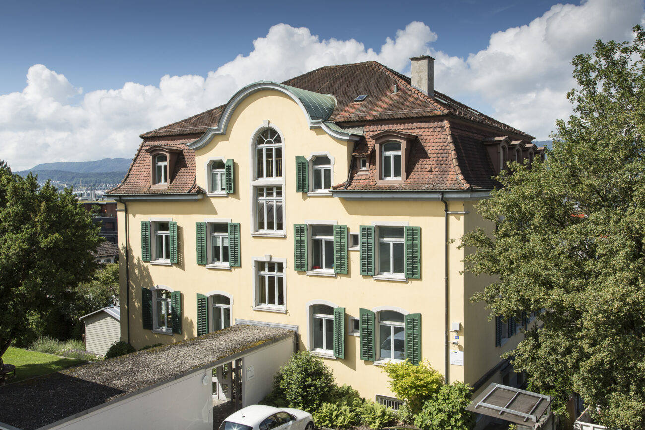 Das Gebäude der Schule in Küsnacht