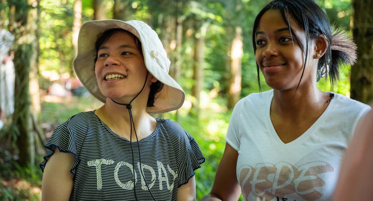 Zwei Personen spielen im Wald und haben Freude