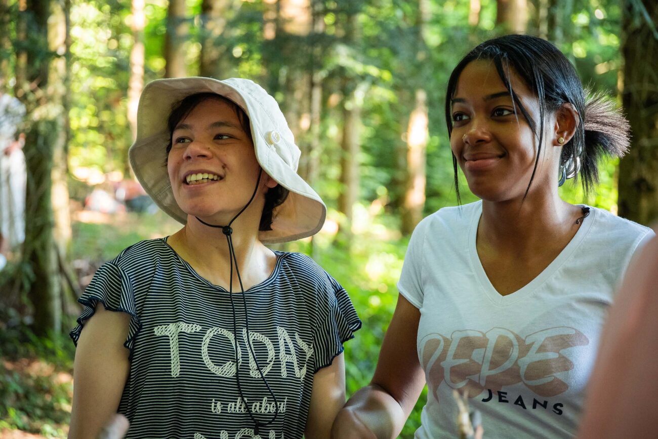 Zwei Personen spielen im Wald und haben Freude
