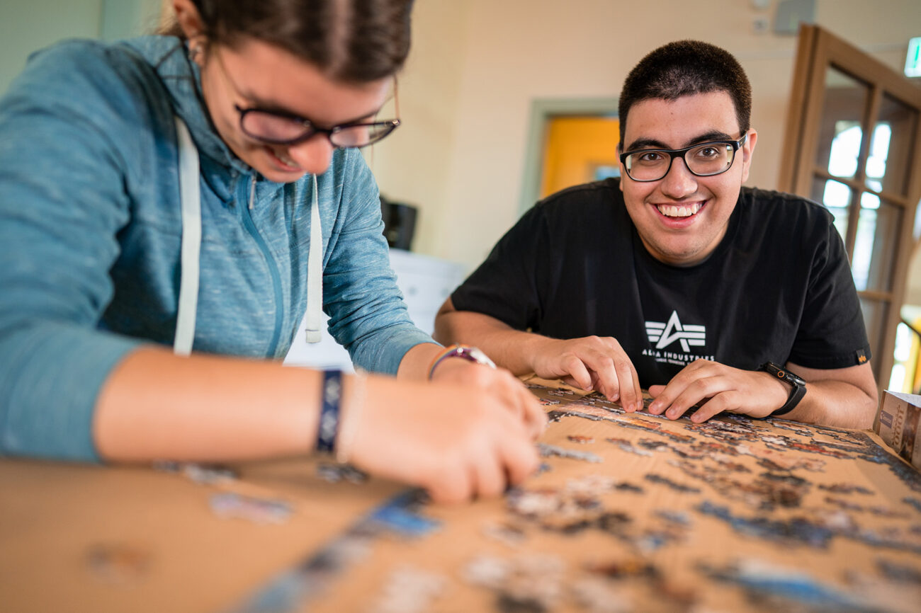 zwei Lernende machen gemeinsam ein Puzzle